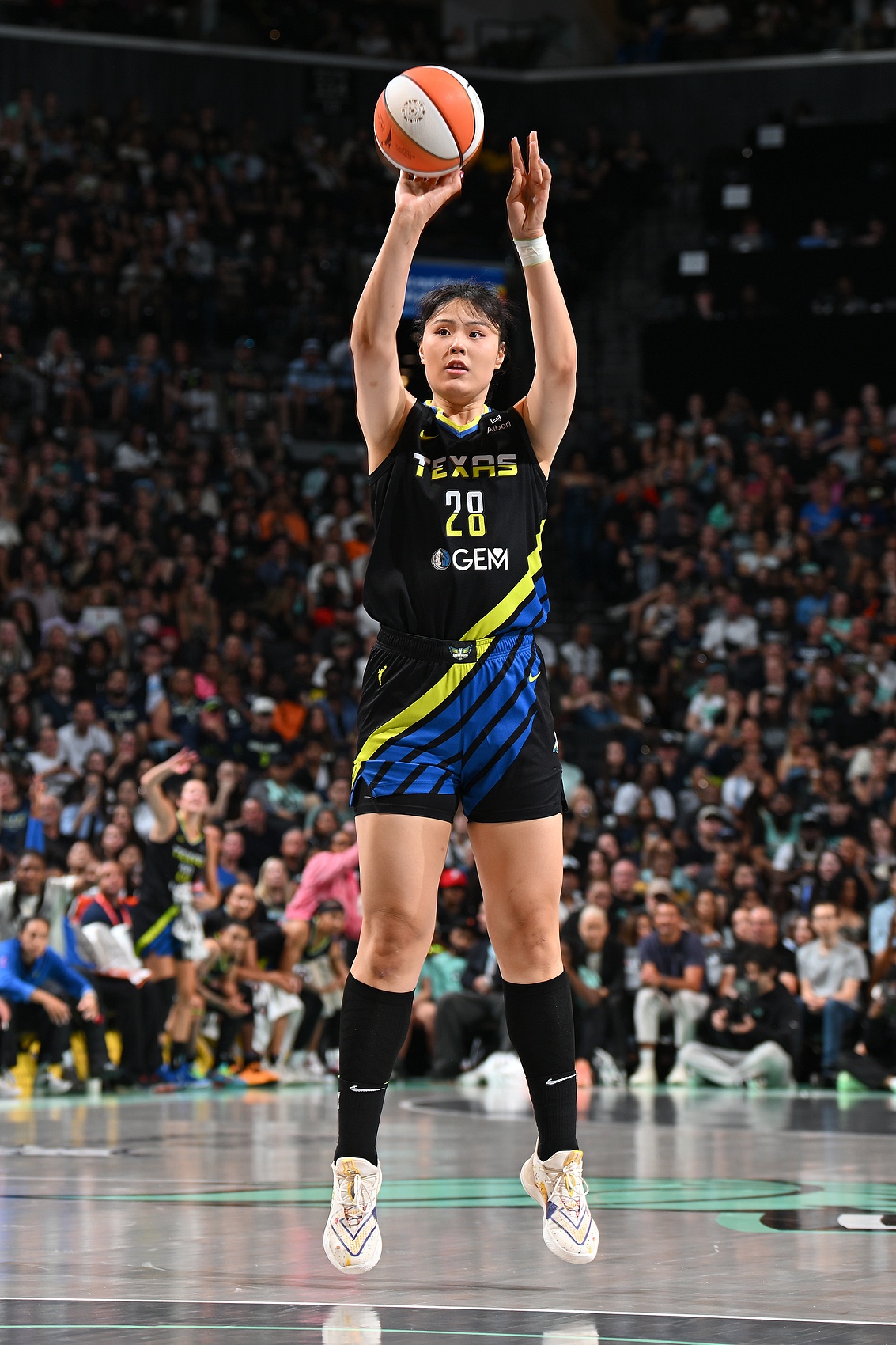 昨日在WNBA砍20分创新高！李月汝新赛季加盟梅尔辛将首次征战欧冠